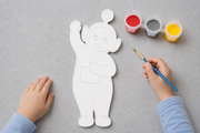 Kind schildert een verfbaar Po figuur uit de Teletubbies met meegeleverde verf in rood, grijs en geel en een penseel van Hunoba Creative.