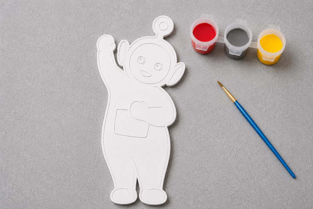 Verfbaar Po figuur uit de Teletubbies met penseel en verf in rood, grijs en geel van Hunoba Creative.