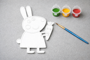 Rebecca Rabbit verfbaar figuur uit Peppa Pig met verfpotjes en penseel, creatieve knutselset voor kinderen van Hunoba Creative.