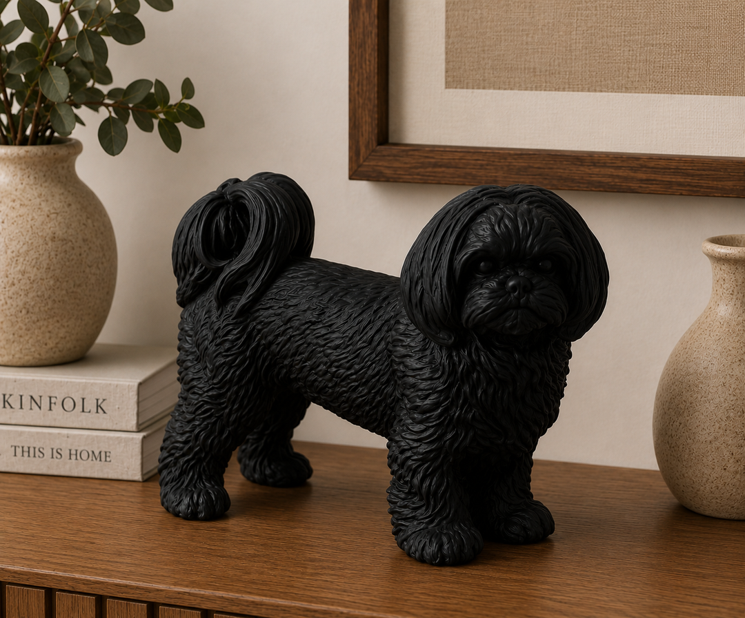 Zwart Shih Tzu hondenbeeld als moderne woondecoratie