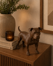 Bruin Staffordshire Bull Terrier decoratiebeeld als stijlvolle interieurdecoratie