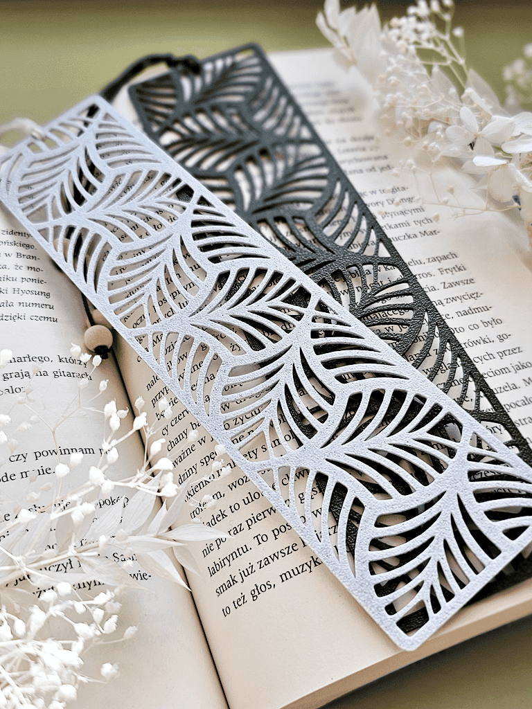 Boekenlegger Blad – natuurlijk silhouet in zwart, wit, roze en groen | Stijlvol & licht ontwerp