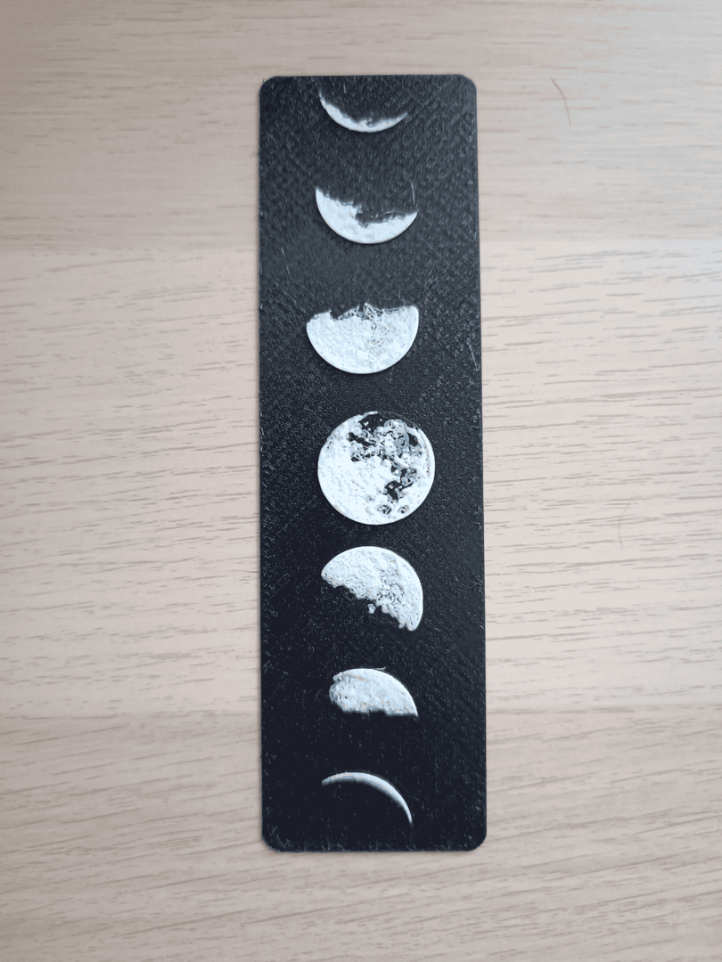 Boekenlegger Maan – Mystiek Silhouet in Zwart & Wit | Elegant & Rustgevend Design