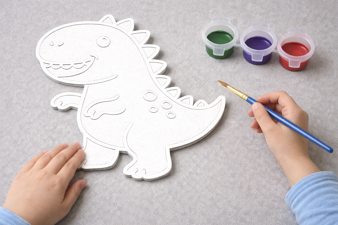 Kind schildert verfbare dinosaurus figuur 3D-geprint DIY knutselobject van Hunoba Creative