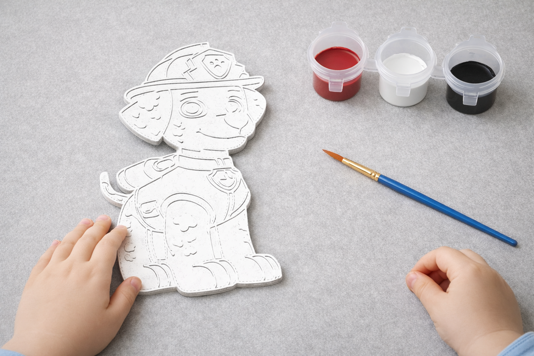 Kind schildert verfbare Marshall Paw Patrol 3D-geprint DIY knutselobject van Hunoba Creative