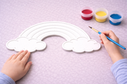 Kind schildert verfbare regenboog figuur 3D-geprint DIY knutselobject van Hunoba Creative