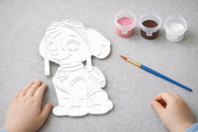 Kind schildert verfbare Skye Paw Patrol 3D-geprint DIY knutselobject met verf van Hunoba Creative