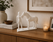 Wit vrouw met paard beeldje op een houten kast als moderne woondecoratie