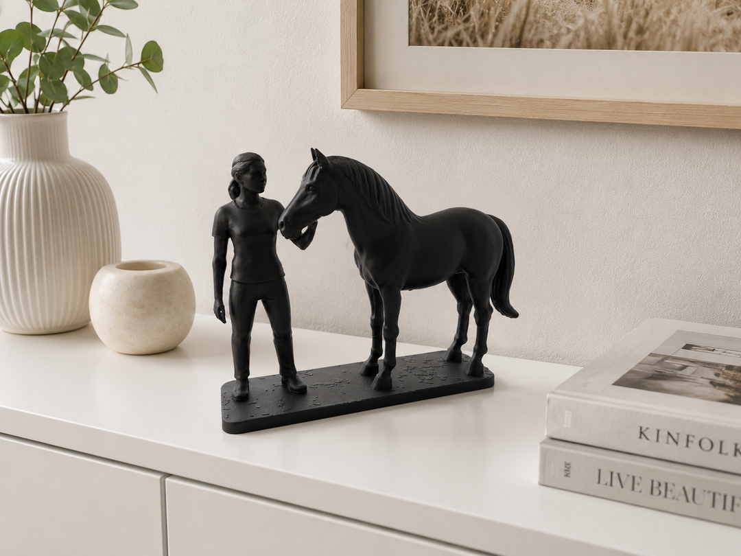 Zwart vrouw met paard beeldje in modern interieur met stijlvolle decoratie