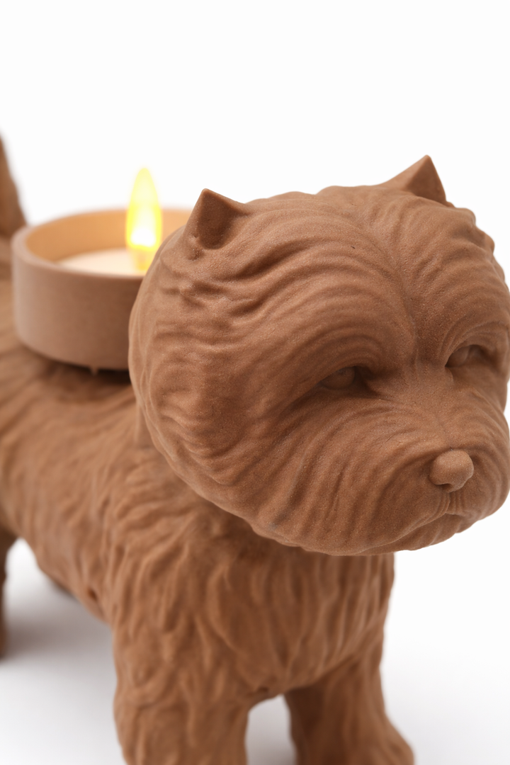 Detailfoto van bruine Westie waxinelichthouder met zichtbare vachtstructuur en matte PLA afwerking