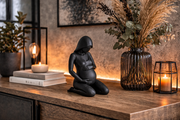 Zwart zwanger vrouw beeld op industriële kast met sfeerverlichting en decoratie.