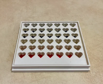Romantisch 4 op een rij-spel met hartvormige speelstukken, ideaal voor koppels, vrienden of als liefdevol cadeau.