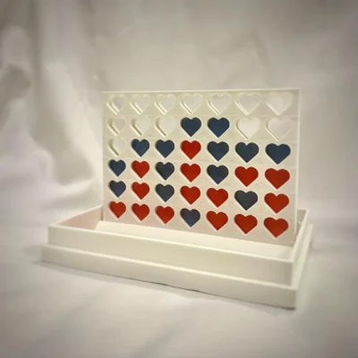 Liefdevolle 4 op een rij-variant met hartjes, handgemaakt door HunoBa Creative – ideaal voor stellen of als cadeau.