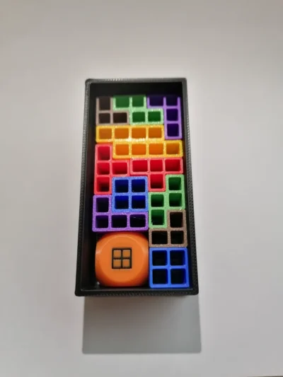 Handzame Tetris Reiseditie van hout, ontworpen voor puzzelplezier onderweg, van HunoBa Creative.