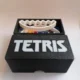Compacte reiseditie van het klassieke Tetris-spel, handgemaakt door HunoBa Creative, ideaal voor onderweg.