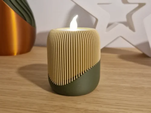 Stijlvolle waxinelichthouder Reflextielicht die een levendig lichtspel creëert in huis.