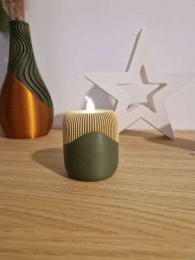 Elegant vormgegeven waxinelichthouder Reflextielicht die een dynamisch lichtspel creëert in huis.