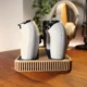 Close-up van twee zwarte controlehouders zonder controllers.