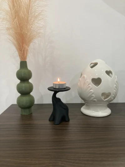 Decoratief olifantenbeeld op een stevige standaard, geschikt voor waxinelichtje of plantje, van HunoBa Creative.