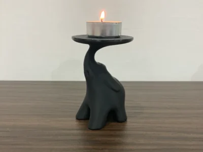 Decoratief beeld van een olifant op standaard, geschikt als houder voor waxinelichtje of plantje.