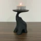 Decoratief beeld van een olifant op standaard, geschikt als houder voor waxinelichtje of plantje.