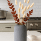 Grijze Siervaas Rosella Chic met droog eucalyptus en bunny tails op een wit keukenblad.