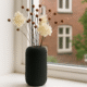 Zwarte Siervaas Rosella Chic met witte hortensia’s en droogbloemen op een witte vensterbank.