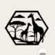 Wanddecoratie giraffen in silhouetstijl met boom en landschap in zeshoekig frame