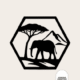Wanddecoratie olifant in silhouet met boom en bergen in zeshoekig frame