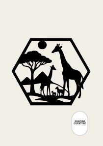 Wanddecoratie giraffenfamilie in silhouet met boom, bergen en zon in zeshoekig frame
