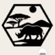 Silhouet van een neushoorn in savannelandschap met zon en boom in zeshoekig frame