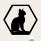 Zittende kat in silhouetvorm binnen zeshoekige wanddecoratie