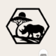 Zwarte wanddecoratie met silhouet van een neushoorn in savannelandschap binnen een zeshoekig frame