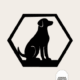 Zwarte wanddecoratie met silhouet van een zittende hond in zeshoekig frame
