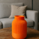 Grote oranje siervaas Roza in modern interieur