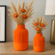 Oranje Vaas Roza set met bloemen op tafel