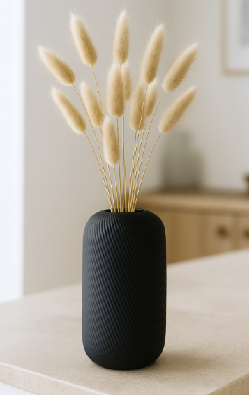 Zwarte Siervaas Rosella Chic met bunny tails op een licht aanrechtblad in een moderne keuken.