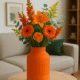 Kleine oranje ribbelvaas Roza op houten tafel