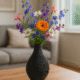 Zwarte spiraalvaas met bloemen