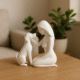vrouw met hond beeld op houten tafel met groene plant op achtergrond